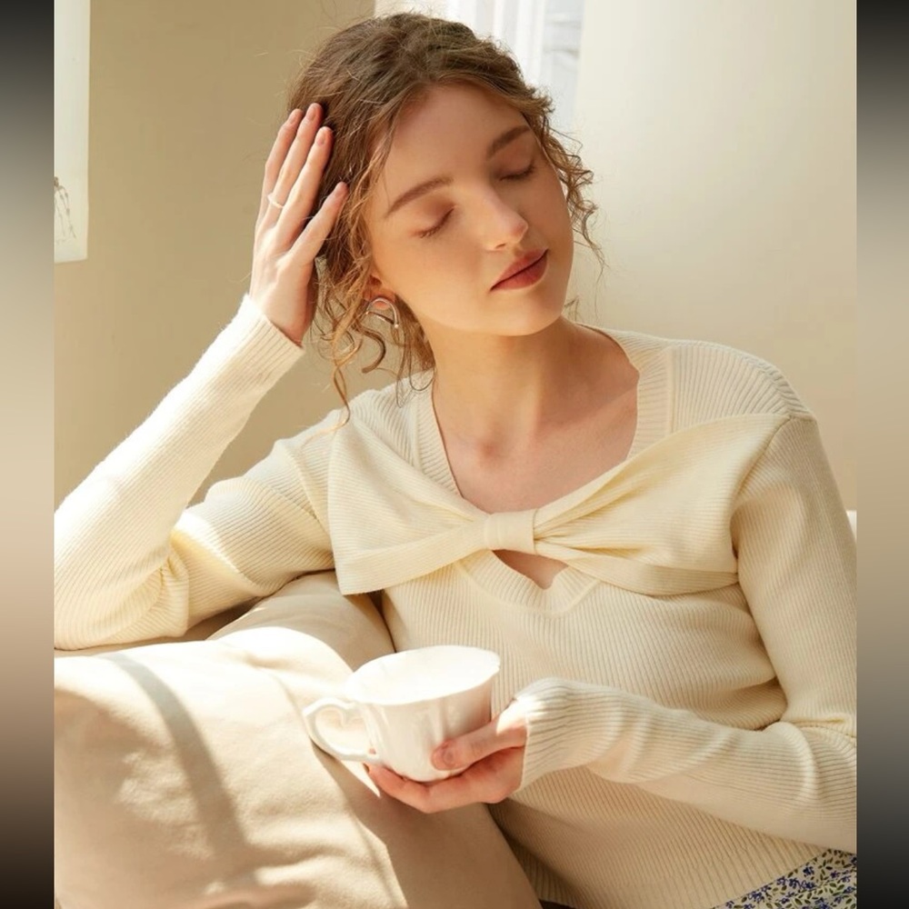 Crème bow sweater